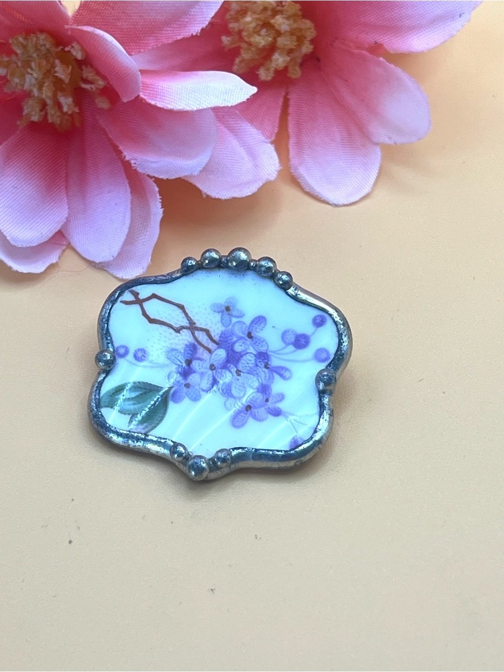 VINTAGE LINDA CARRIGAN "BROKEN CHINA" scallop setting BROOCH /Pendant Signed